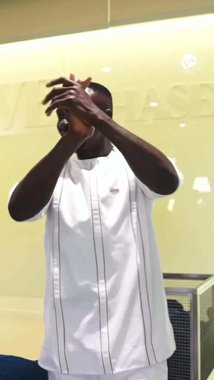 世界杯手机直播app下载-凯旋！胜利全队庆贺马内非洲杯夺冠，C罗为他切蛋糕+调皮摸头